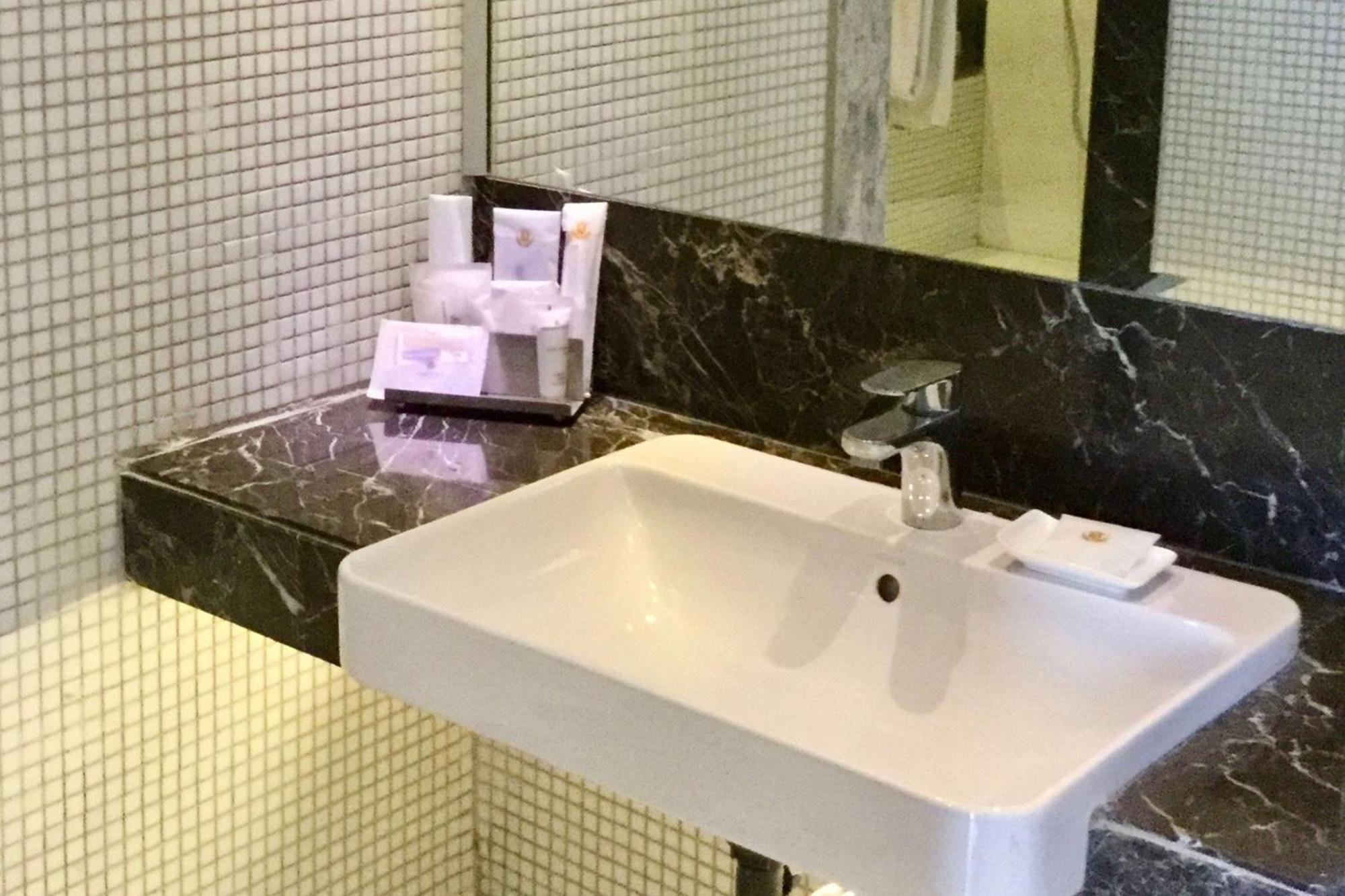 Ramada By Wyndham Ghaziabad Vasundhara Hotell Exteriör bild