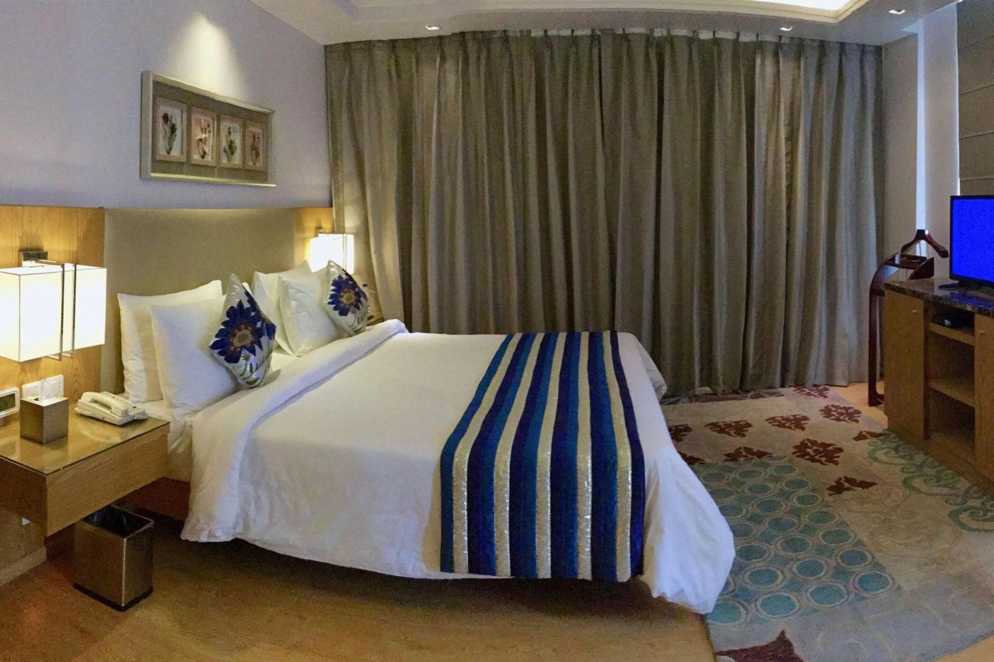 Ramada By Wyndham Ghaziabad Vasundhara Hotell Exteriör bild