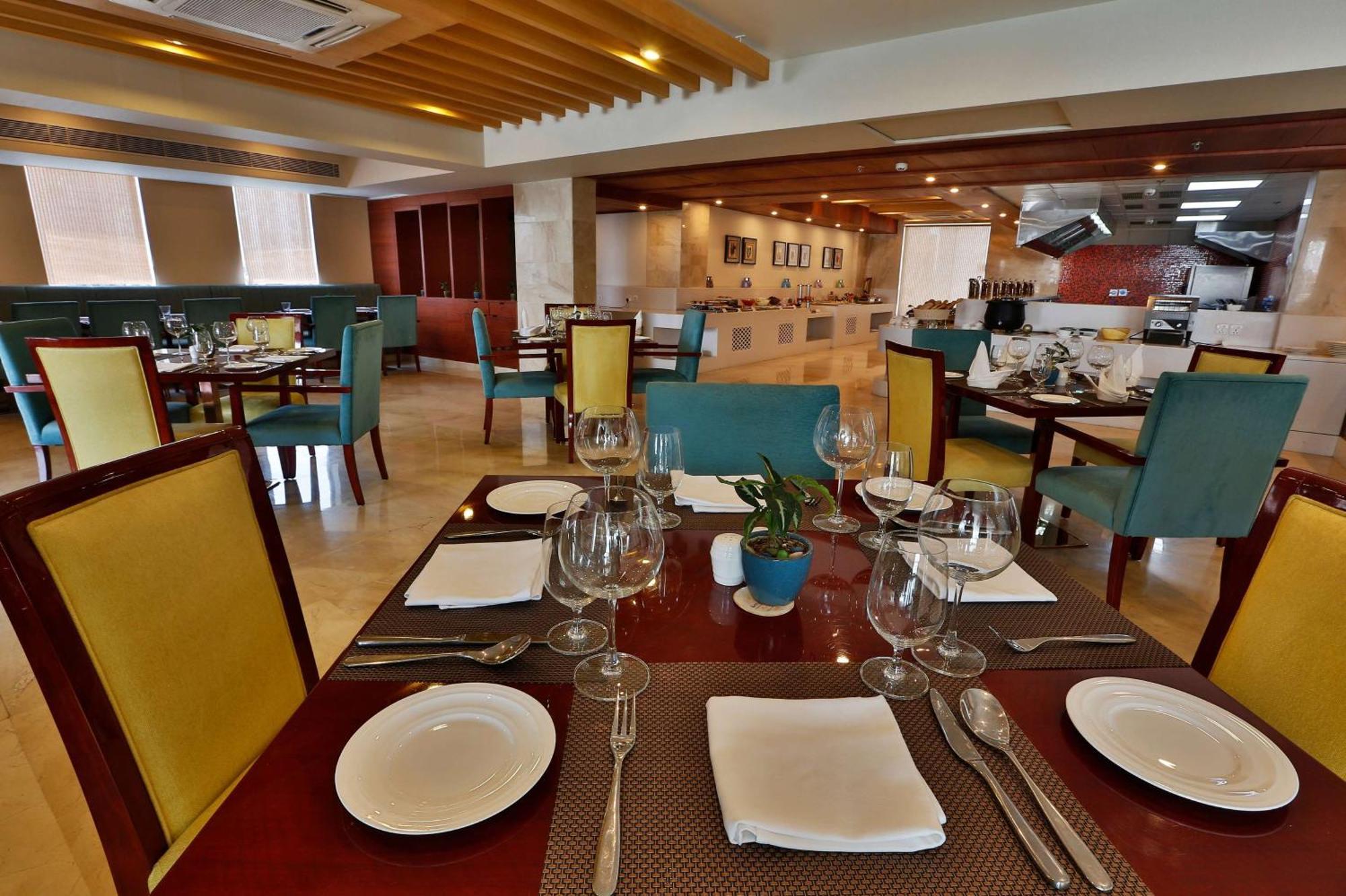 Ramada By Wyndham Ghaziabad Vasundhara Hotell Exteriör bild