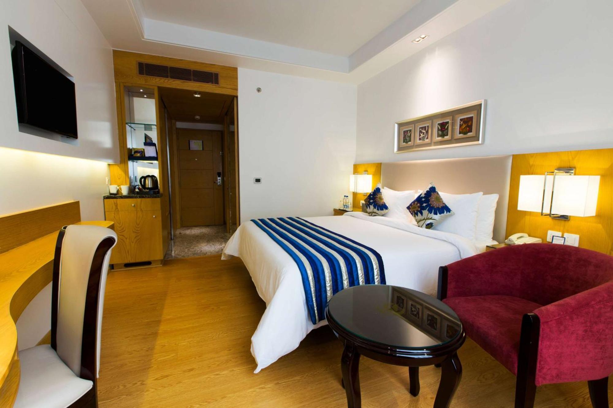 Ramada By Wyndham Ghaziabad Vasundhara Hotell Exteriör bild