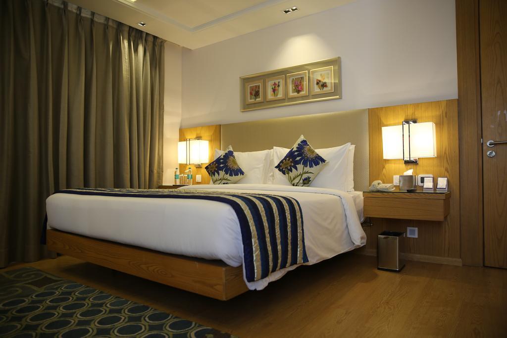 Ramada By Wyndham Ghaziabad Vasundhara Hotell Exteriör bild