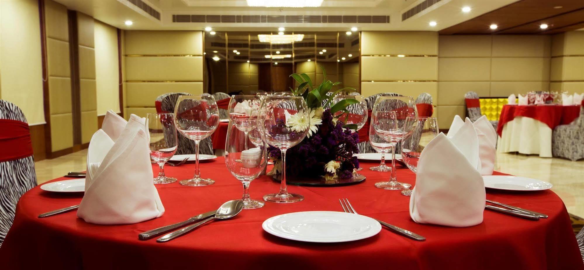 Ramada By Wyndham Ghaziabad Vasundhara Hotell Exteriör bild