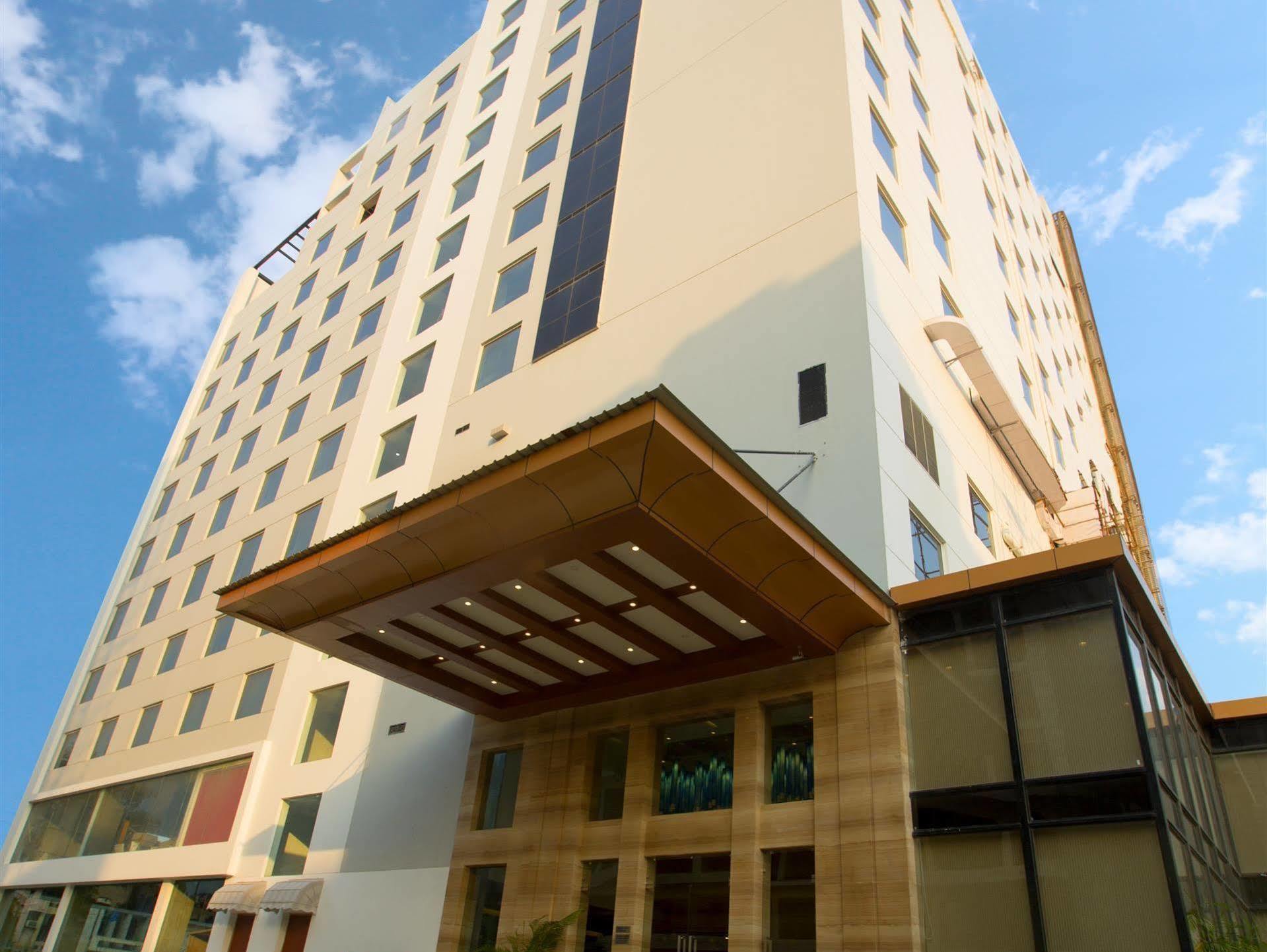 Ramada By Wyndham Ghaziabad Vasundhara Hotell Exteriör bild