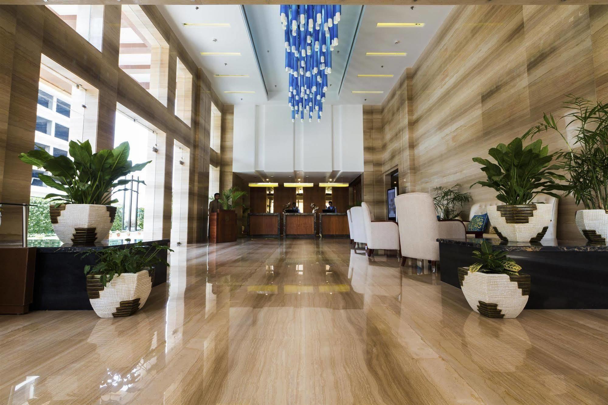 Ramada By Wyndham Ghaziabad Vasundhara Hotell Exteriör bild