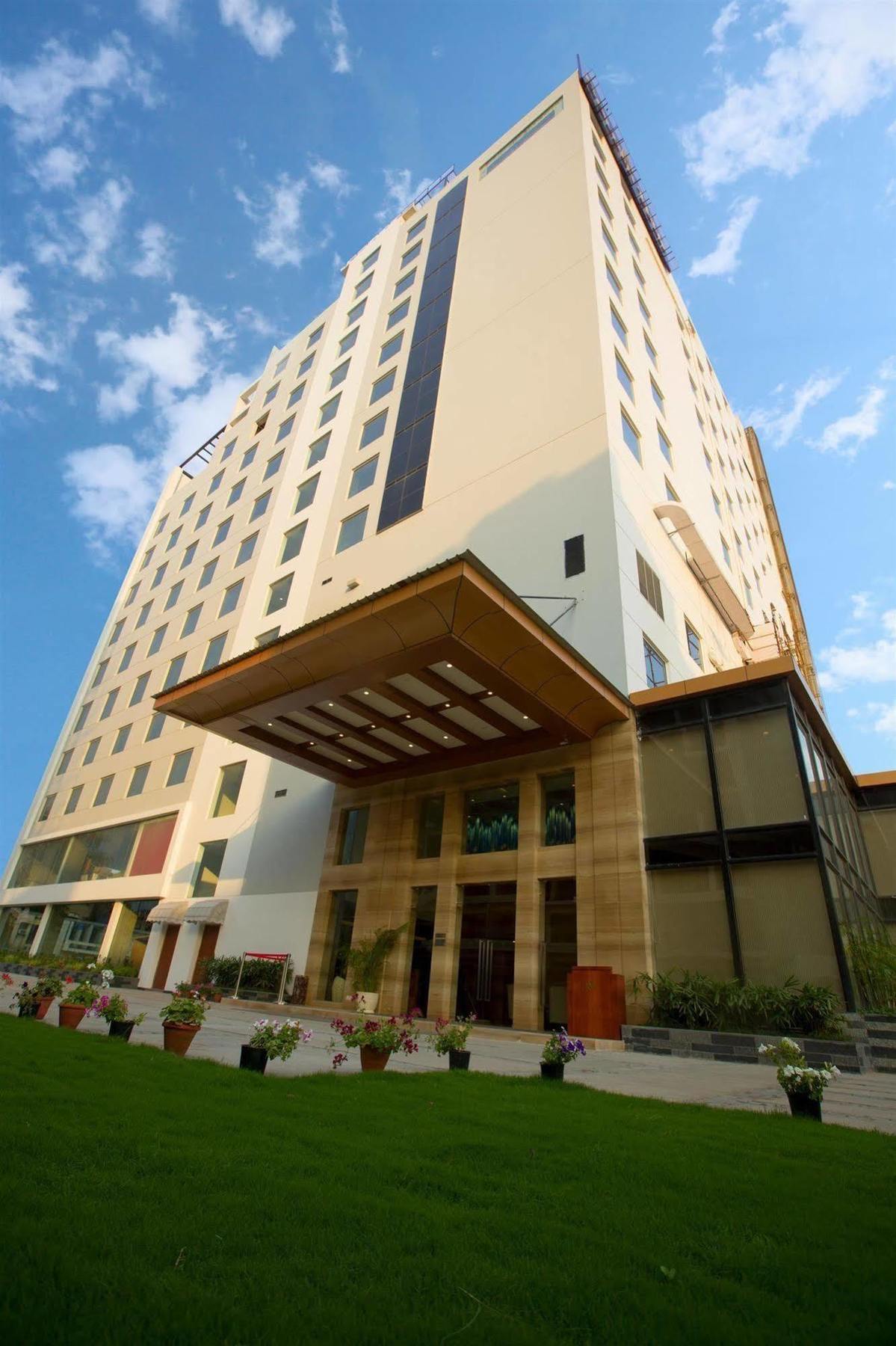 Ramada By Wyndham Ghaziabad Vasundhara Hotell Exteriör bild