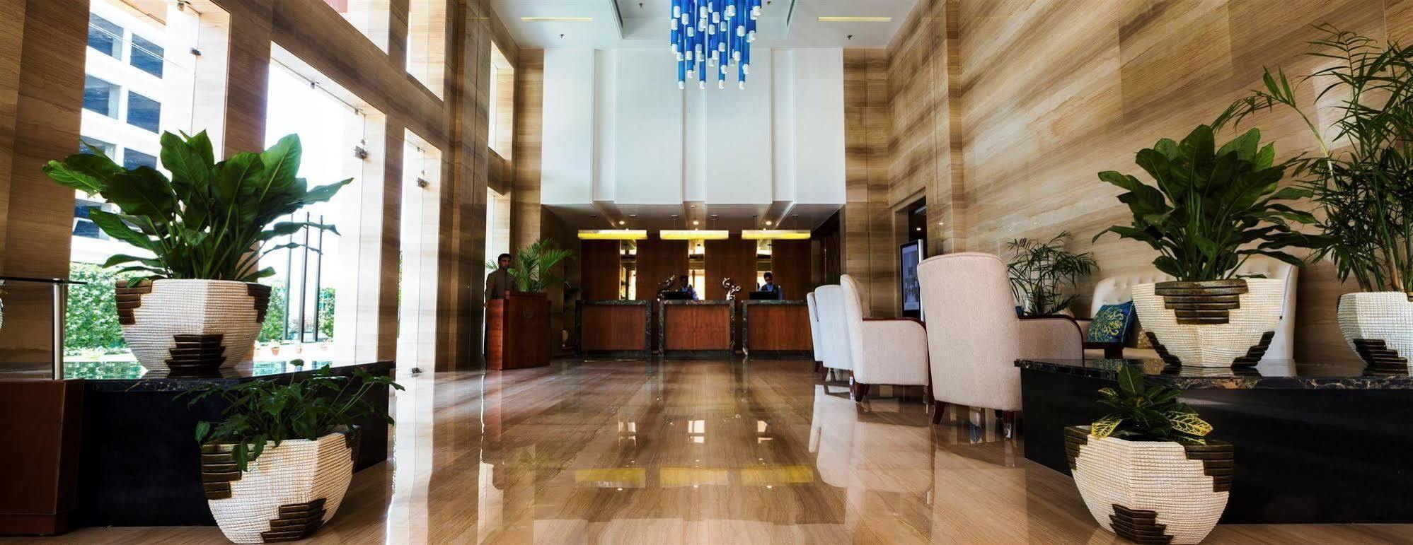 Ramada By Wyndham Ghaziabad Vasundhara Hotell Exteriör bild