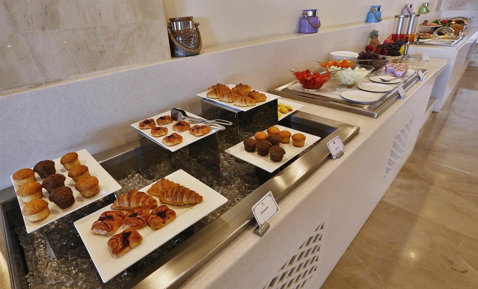 Ramada By Wyndham Ghaziabad Vasundhara Hotell Exteriör bild