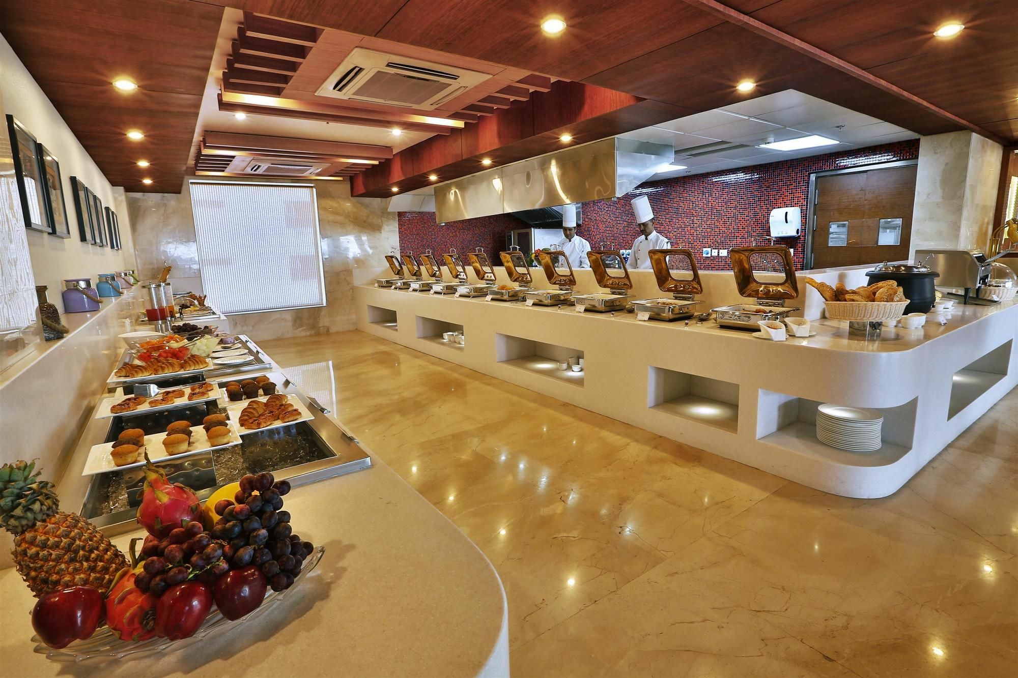 Ramada By Wyndham Ghaziabad Vasundhara Hotell Exteriör bild